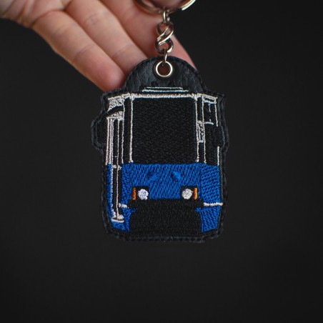 Brelok haftowany z niebieskim tramwajem 105N