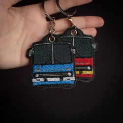 Brelok haftowany z czerwonym tramwajem 105N