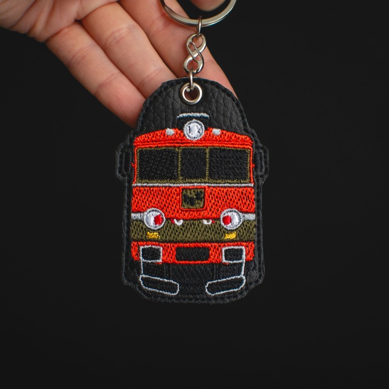 Brelok z haftowaną lokomotywą EP08-001