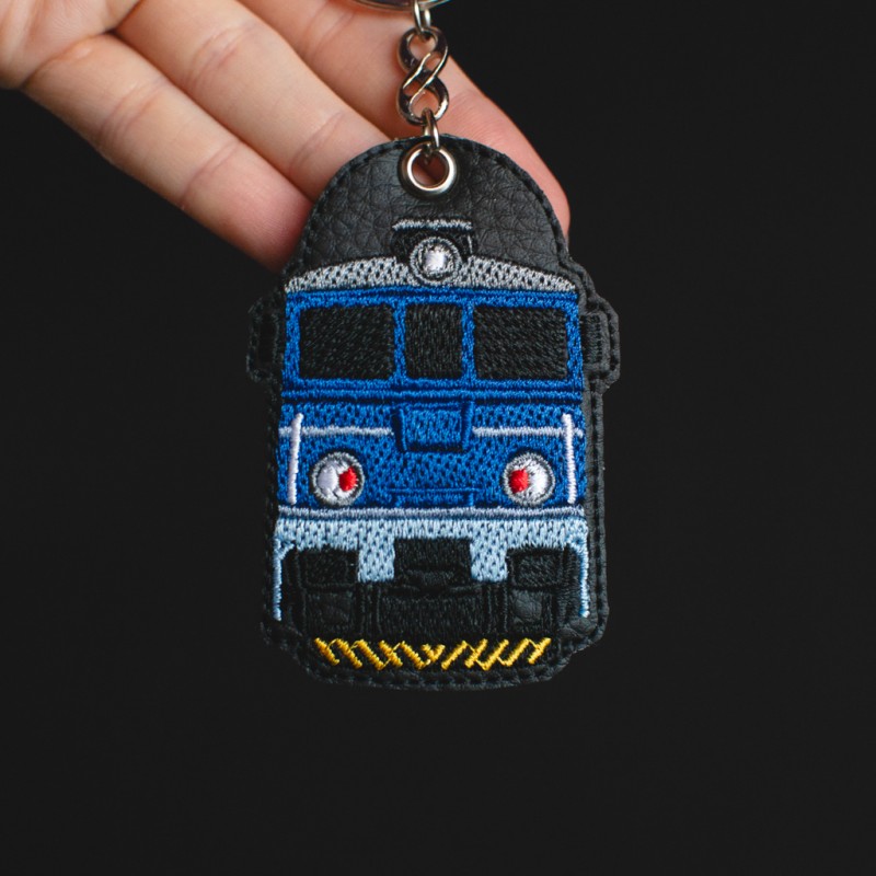 Brelok haftowany z niebieską lokomotywą EP07 EU07 PKP Intercity